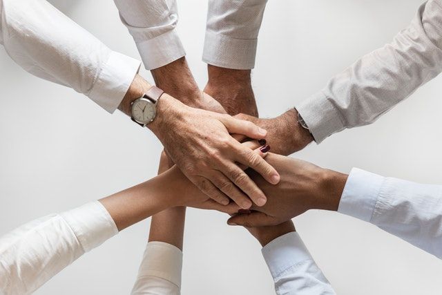 immagine mani mani team